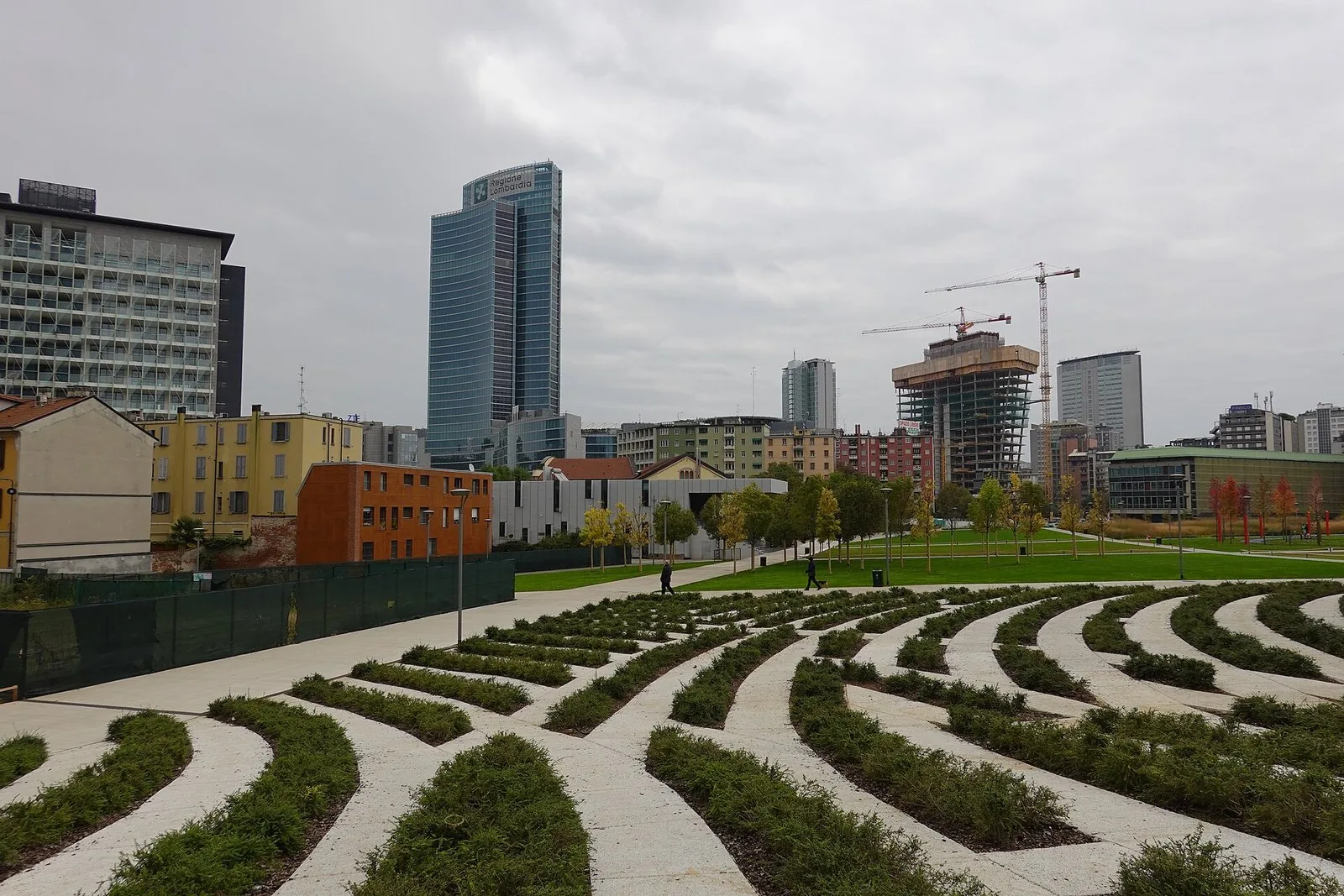 Il parco Biblioteca degli Alberi con i grattacieli di Porta Nuova