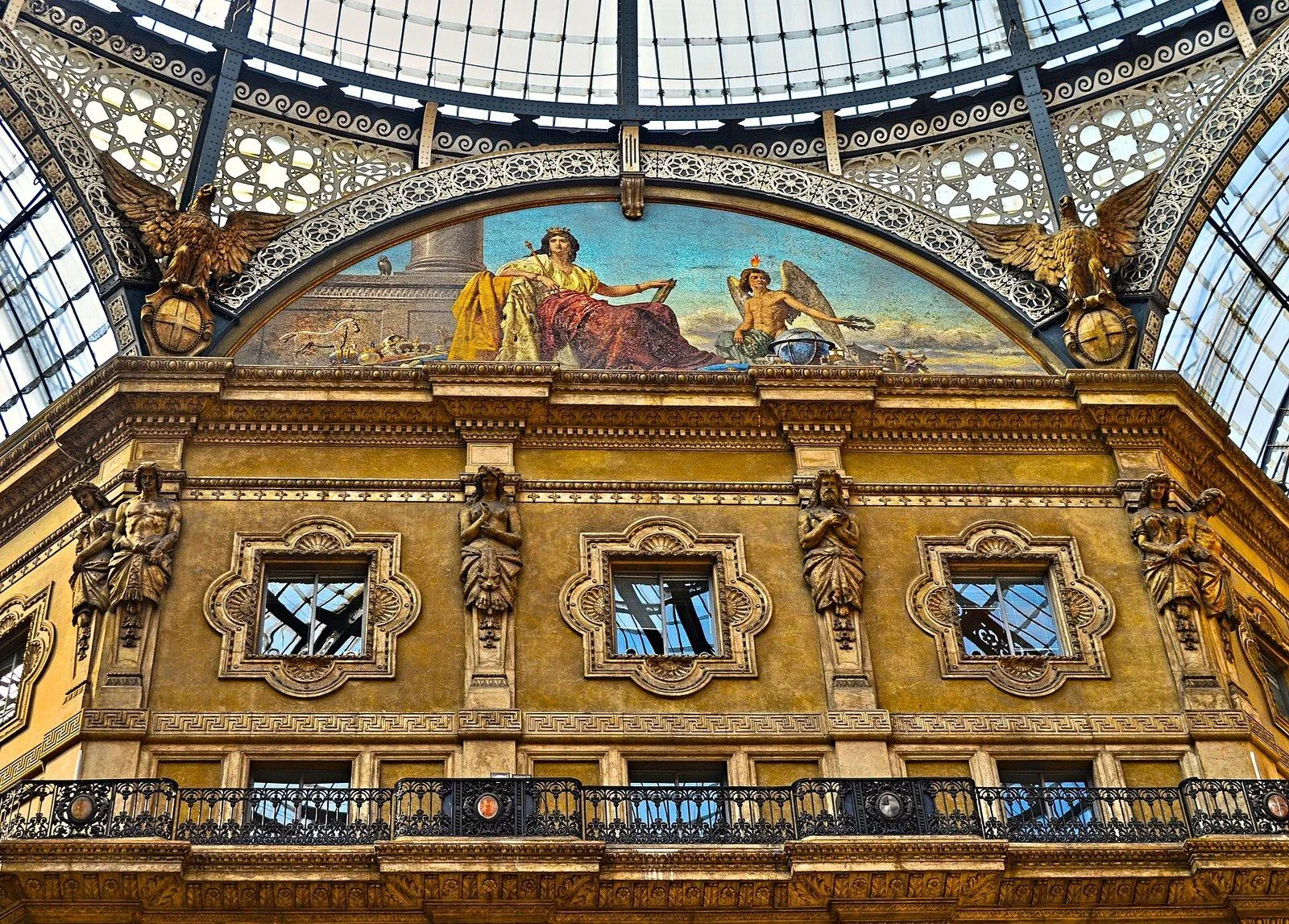 La volta affrescata della Galleria Vittorio Emanuele II a Milano