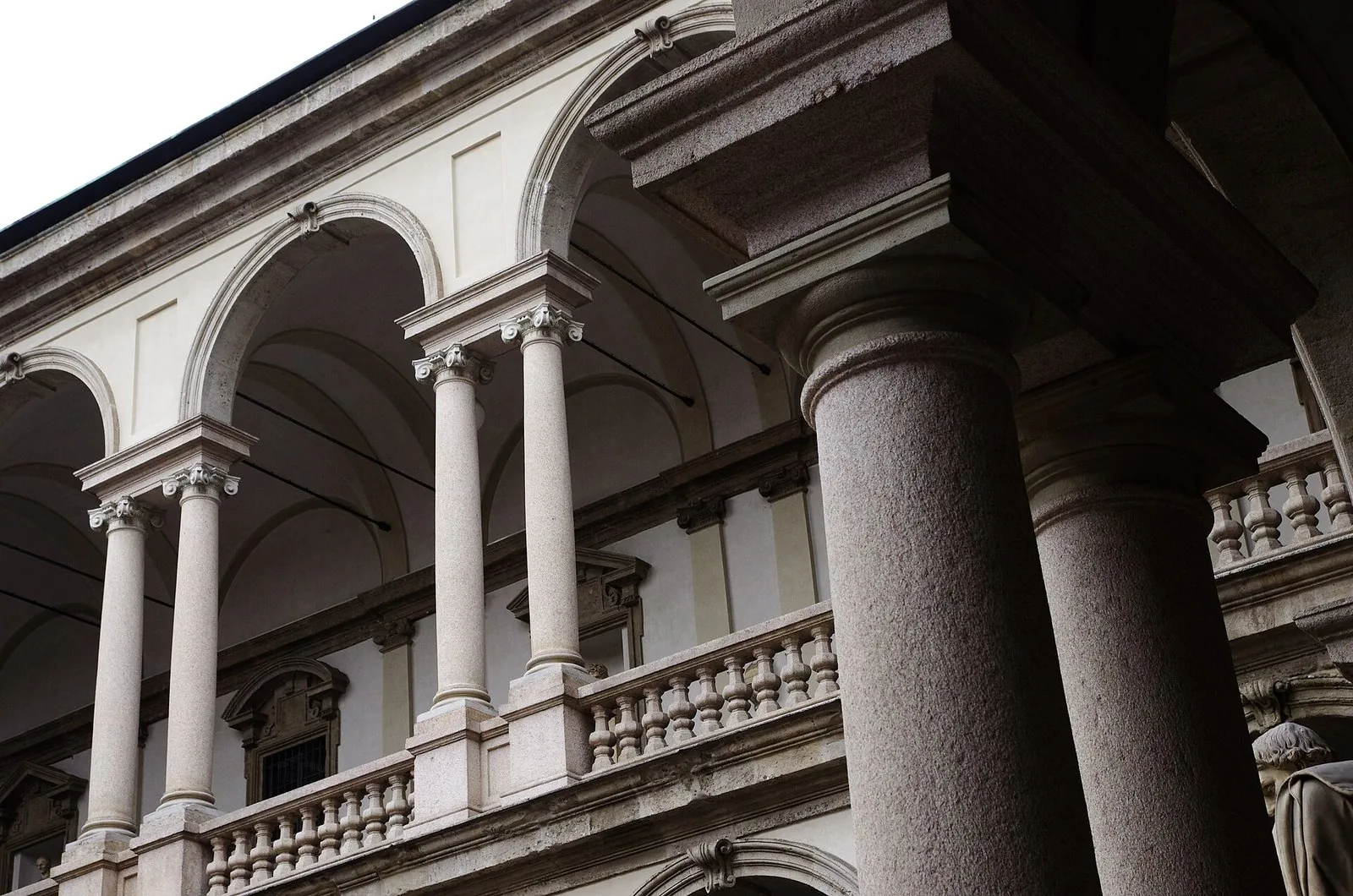 Il colonnato del cortile di Palazzo Brera a Milano