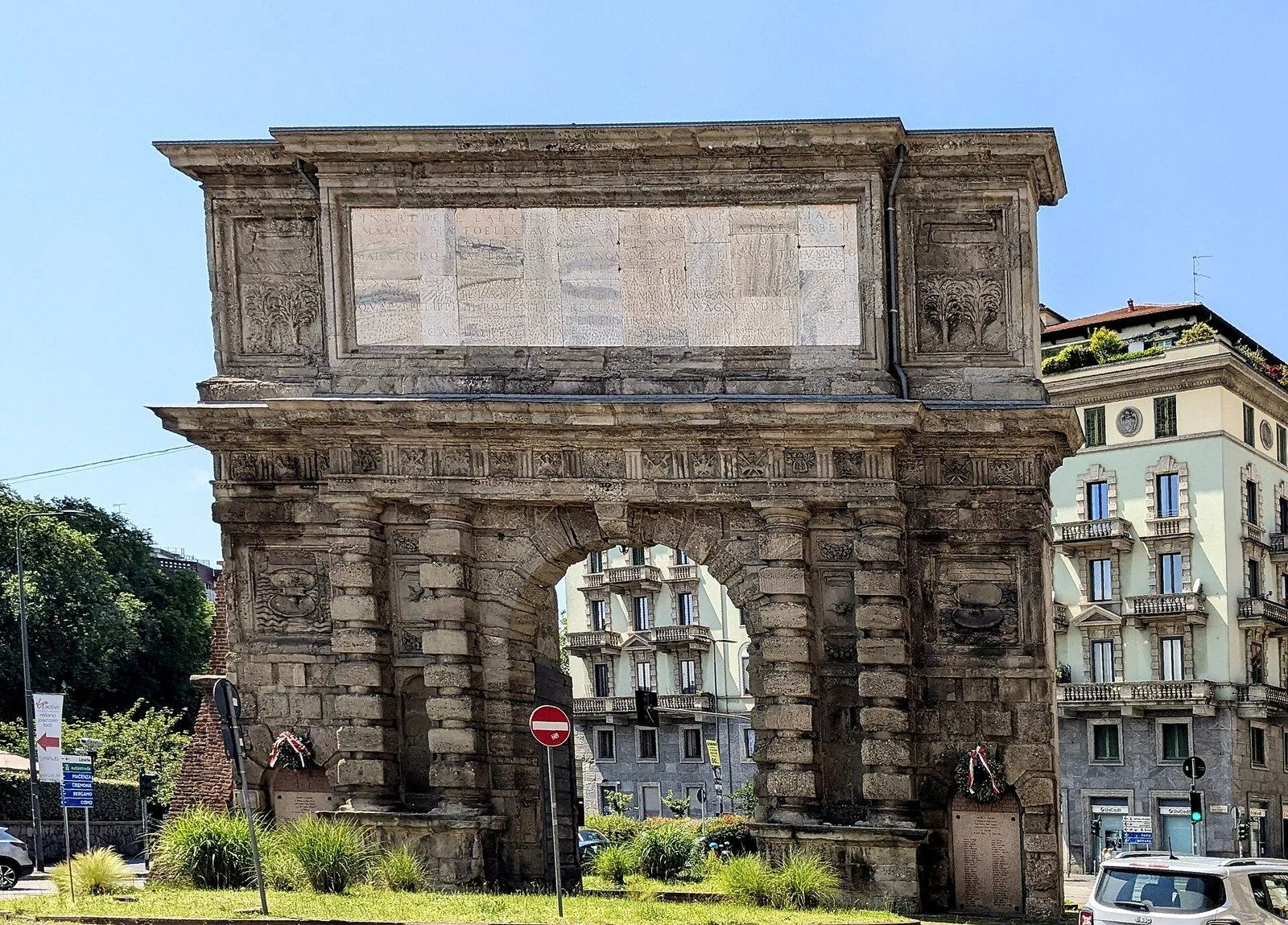 L'arco di Porta Romana a Milano visto dal corso