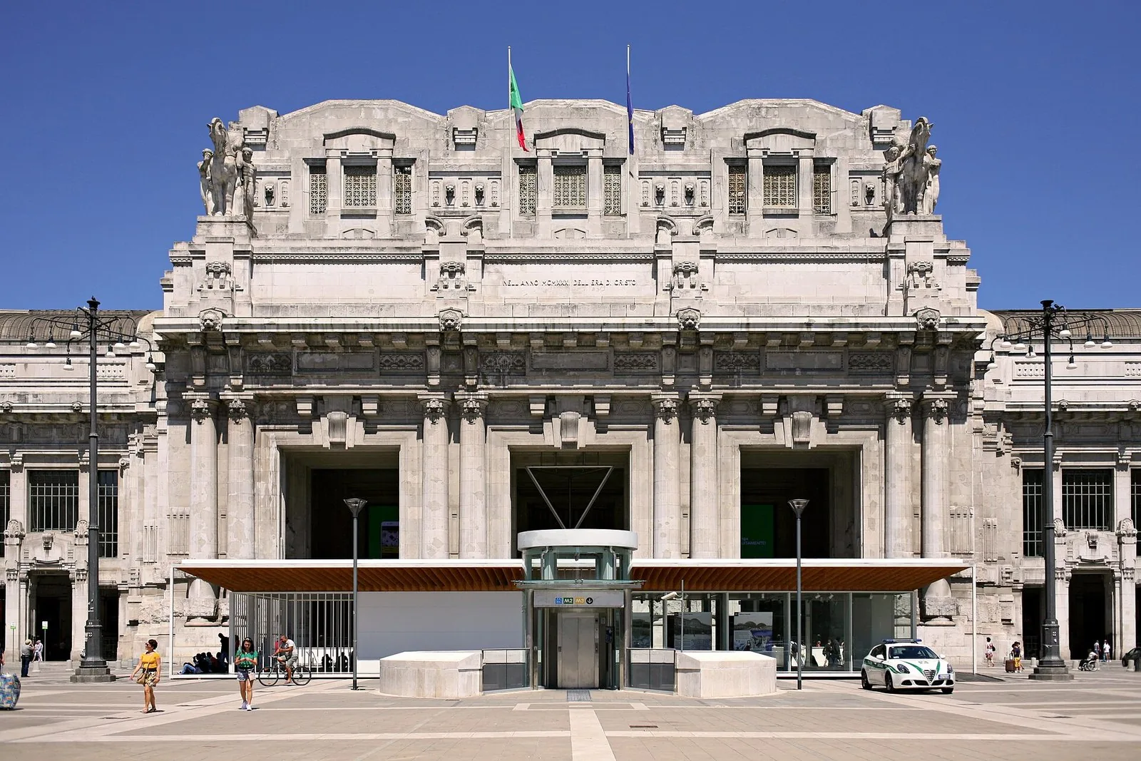 La facciata monumentale della stazione di Milano Centrale