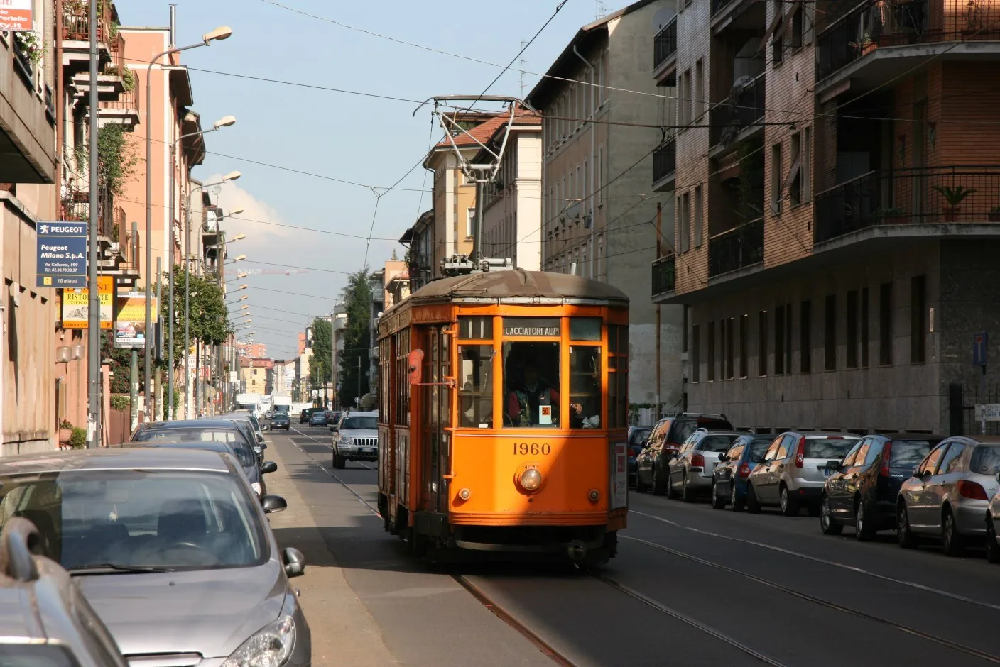 Un tram storico della serie 1928 in una via di Milano
